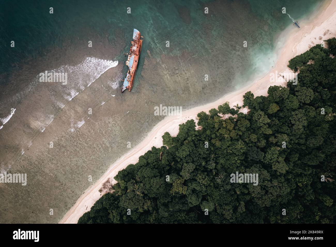 Una vecchia nave affondata vicino Pasir Putih Shore Foto Stock