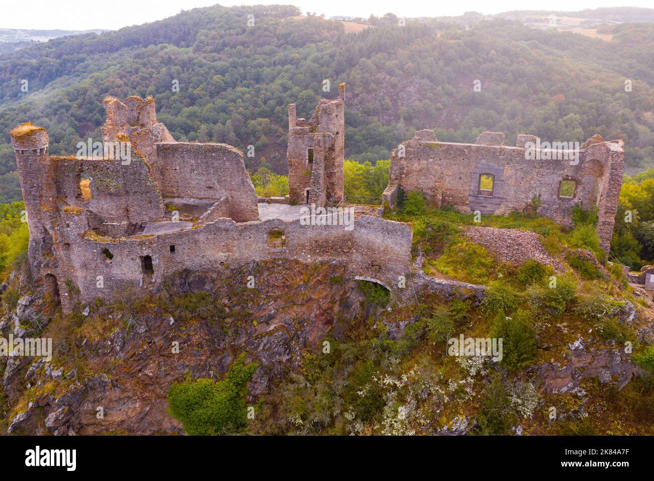 Veduta aerea delle romantiche rovine di Chateau Rocher, Francia Foto Stock