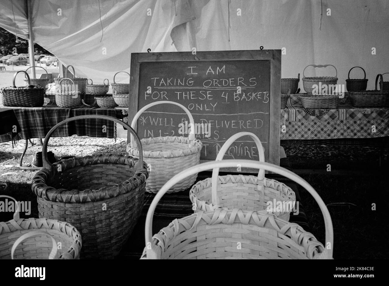 Cestini fatti a mano sono in mostra con una lavagna lettura sto prendendo ordini per questi 4 cestini solo - sarà consegnato in 1 - 2 anni al Leagu Foto Stock