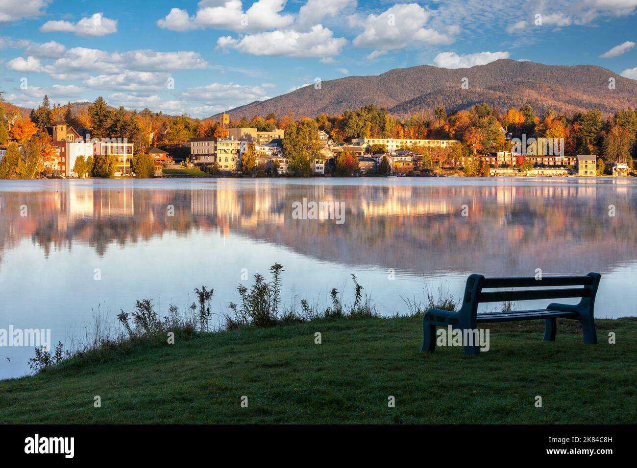 Lake Placid, New York. La mattina presto vista sul lago a specchio. Foto Stock