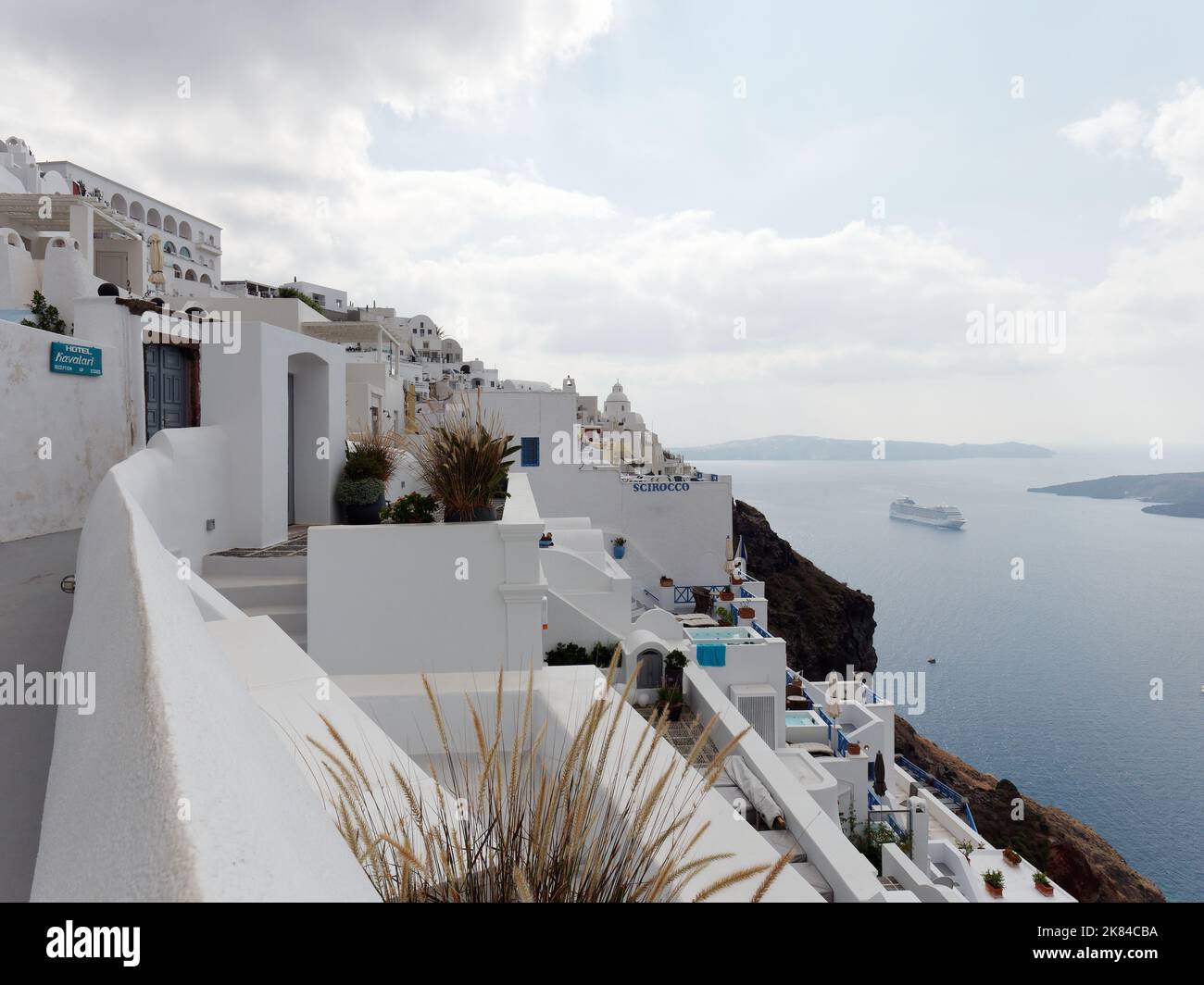 Hotel a Fira, con vista sulla Caldera, isola greca delle Cicladi di Santorini, nel Mar Egeo Foto Stock