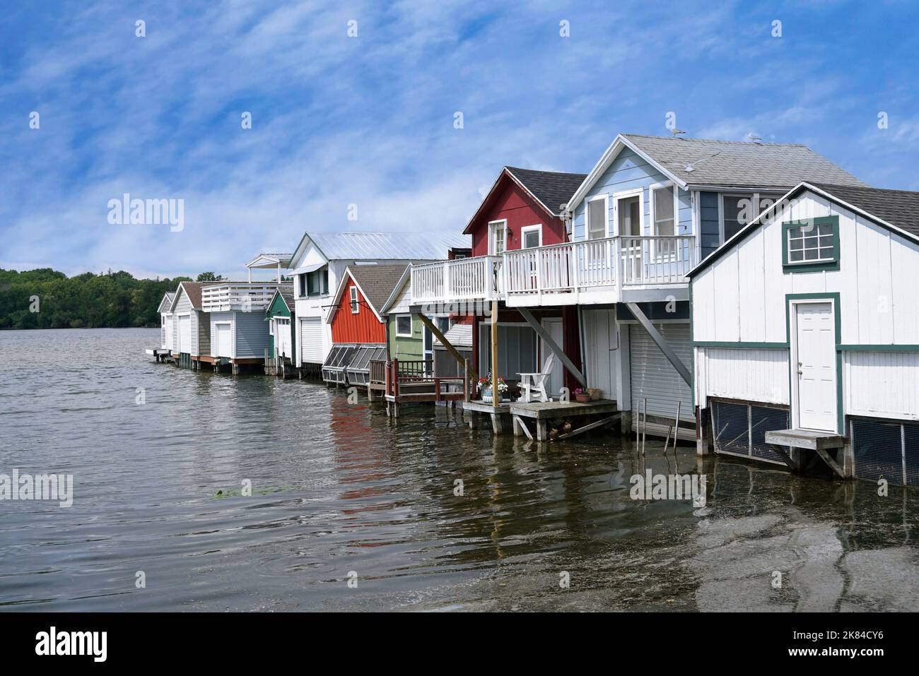 Piccoli cottage con case in barca costruite in un lago nella regione dei Finger Lakes dello stato di New York Foto Stock