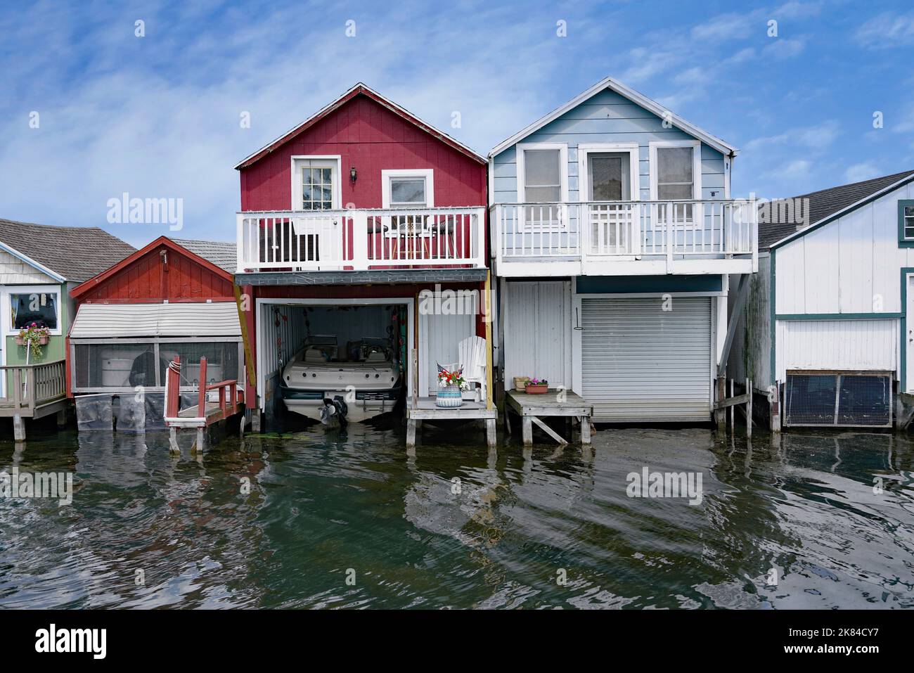 Piccoli cottage con case in barca costruite in un lago nella regione dei Finger Lakes dello stato di New York Foto Stock