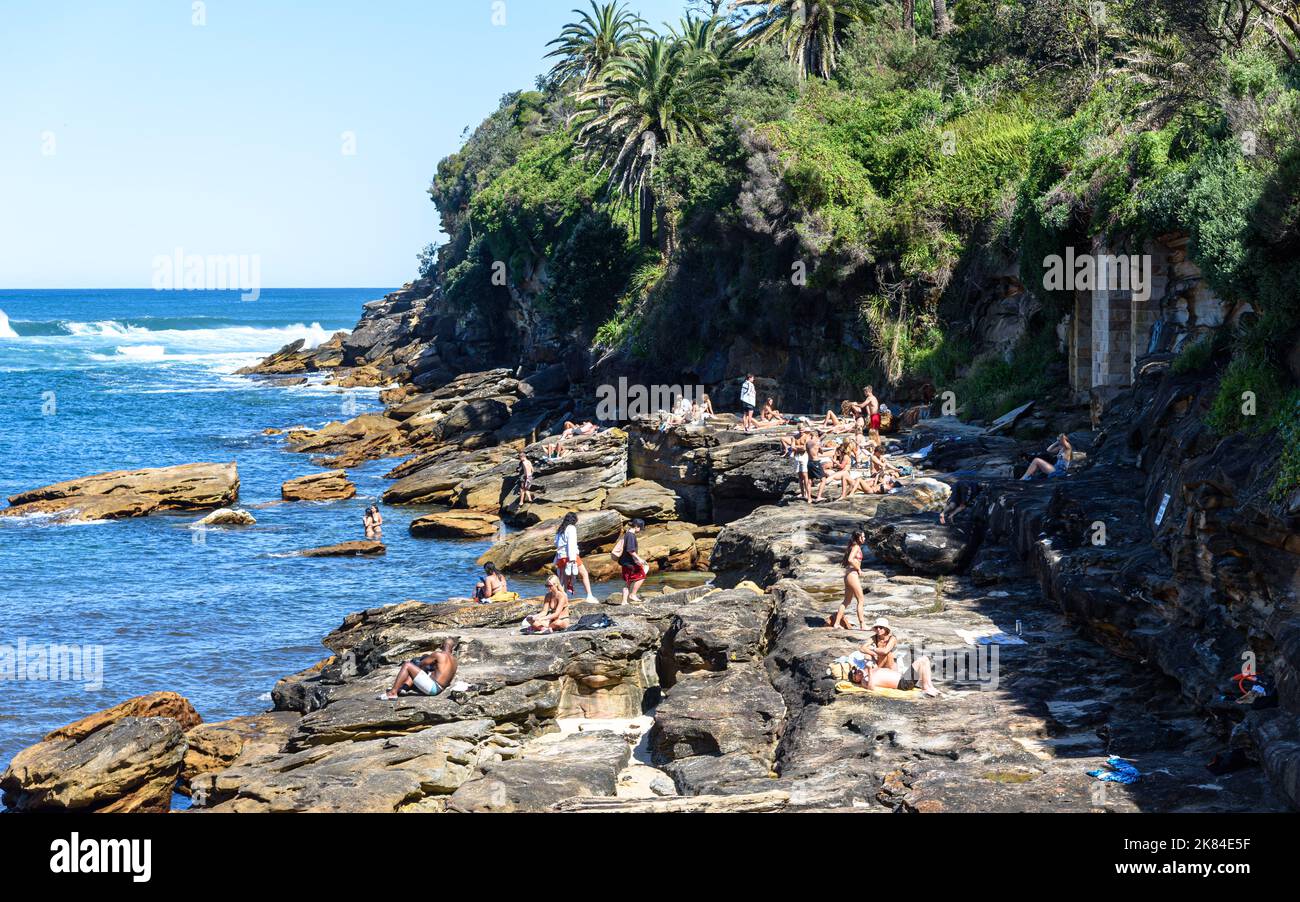 Persone che prendono il sole sulle rocce sul lato meridionale di Gordon's Bay a Sydney, Australia Foto Stock