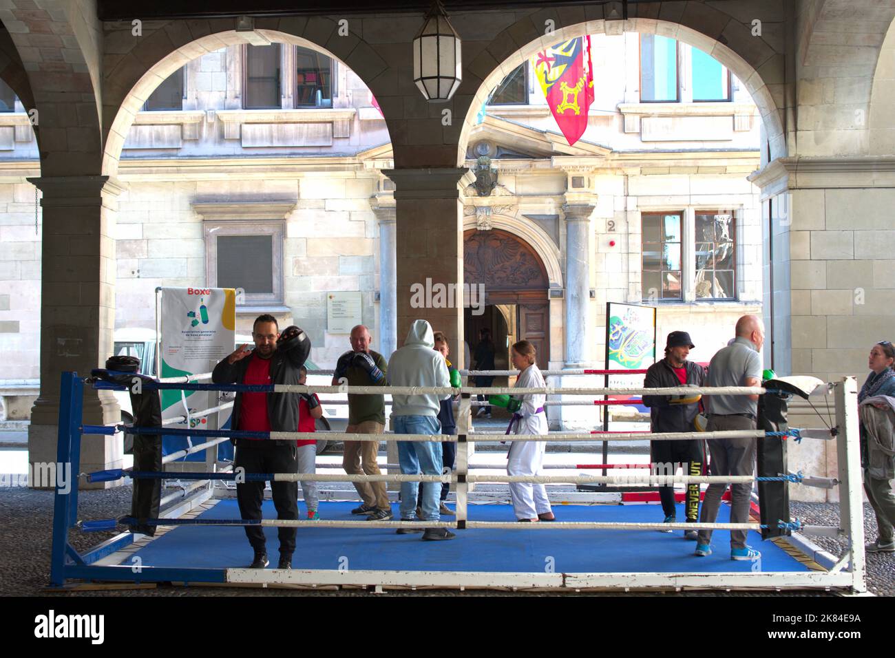 Lezioni gratuite di boxe nel vecchio arsenale di Ginevra Foto Stock