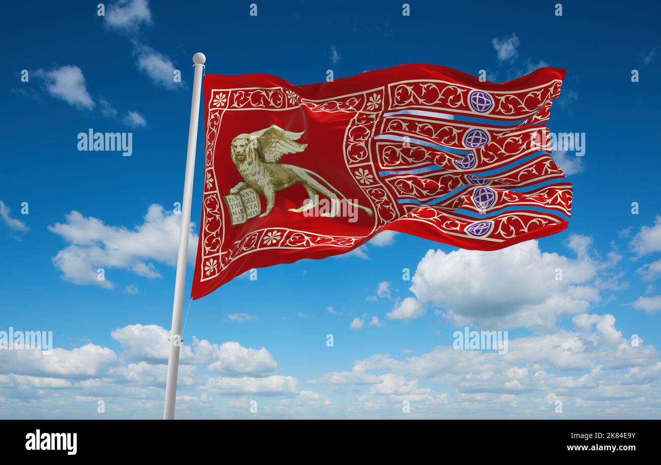 Bandiera della Serenissima Repubblica di Venezia, Europa su sfondo cielo nuvoloso. Bandiera rappresentante paese estinto, etnia o cultura, authoriti regionali Foto Stock