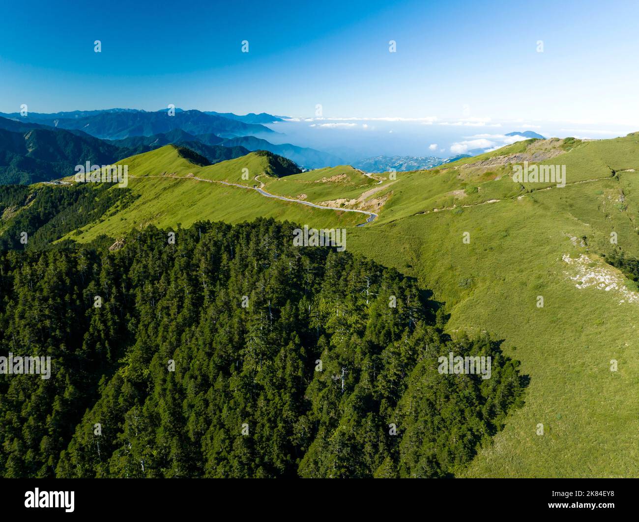 Veduta aerea della bella strada di montagna a Taiwan Foto Stock