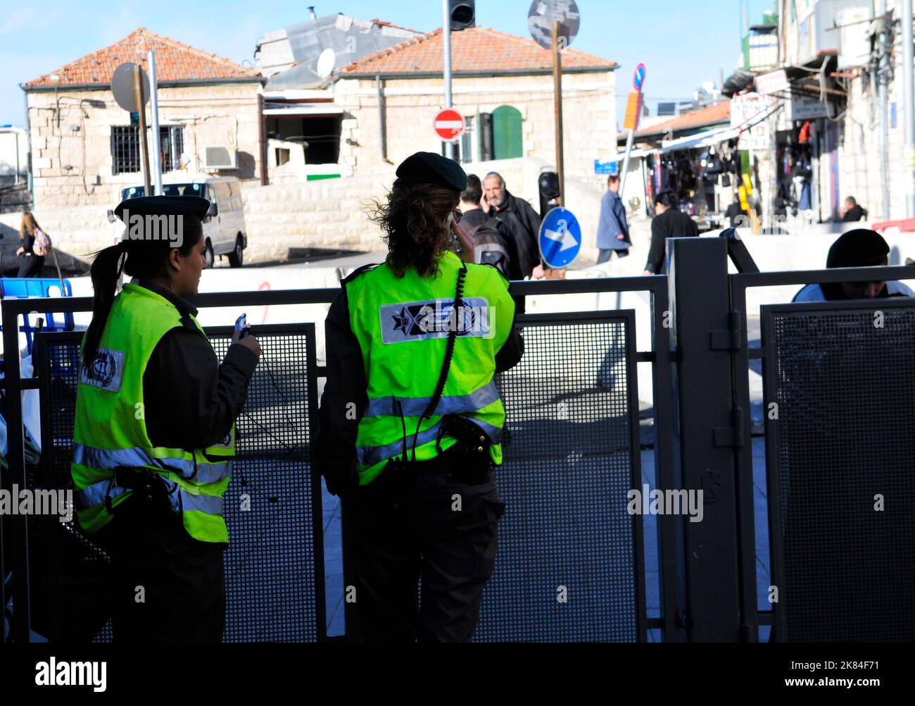 Polizia di frontiera israeliana a un punto di controllo vicino al mercato Mahane Yehuda a Gerusalemme, Israele. Foto Stock