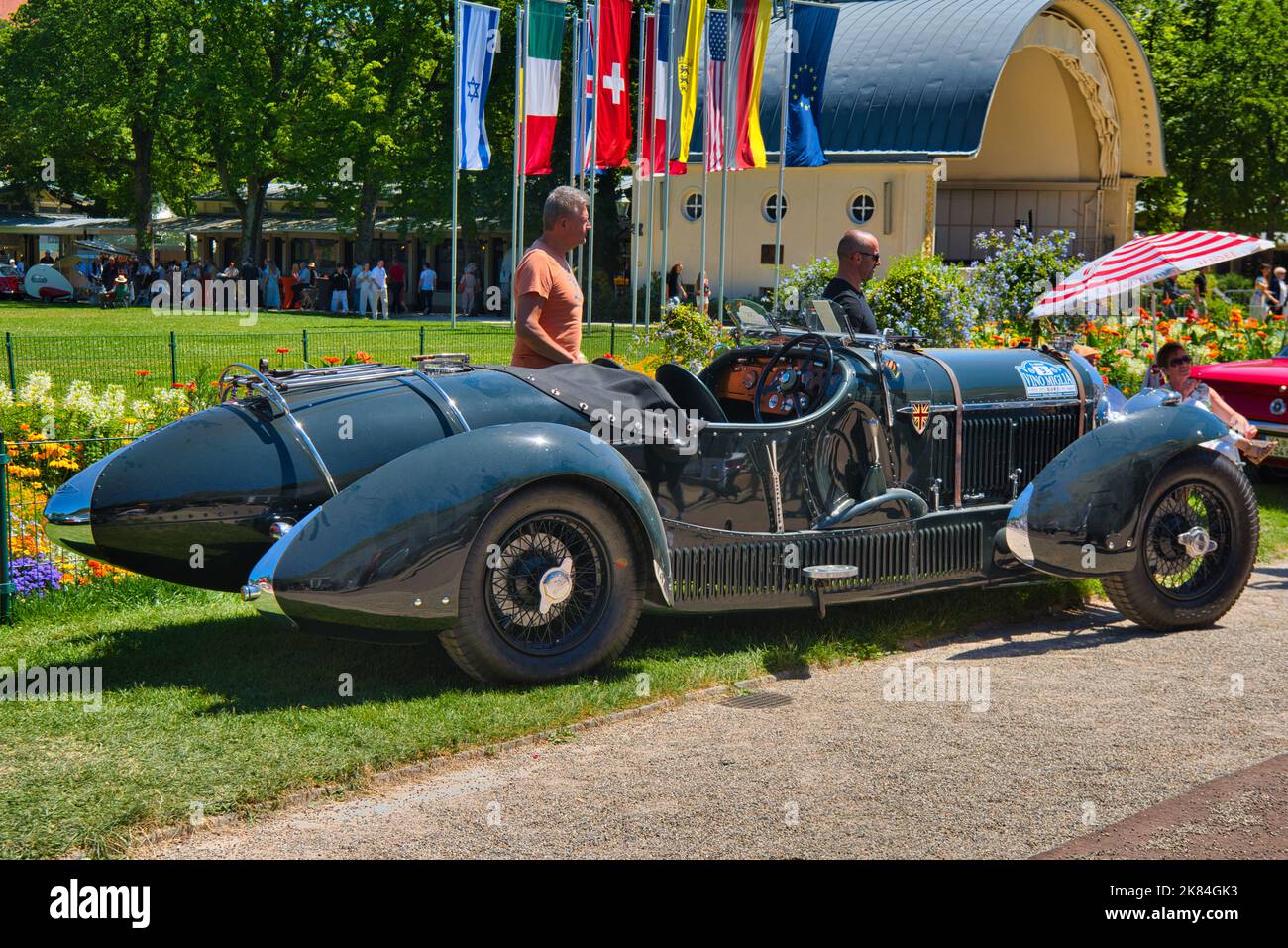 BADEN BADEN BADEN, GERMANIA - LUGLIO 2022: Green BENTLEY SPEED SIX 4 litri cabrio 1926, incontro oldtimer a Kurpark. Foto Stock