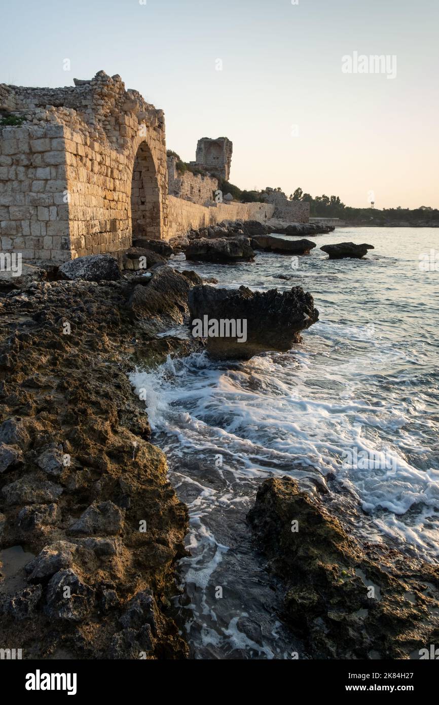 Kizkalesi o Castello di Maiden vicino a Mersin su una piccola isola all'alba Foto Stock