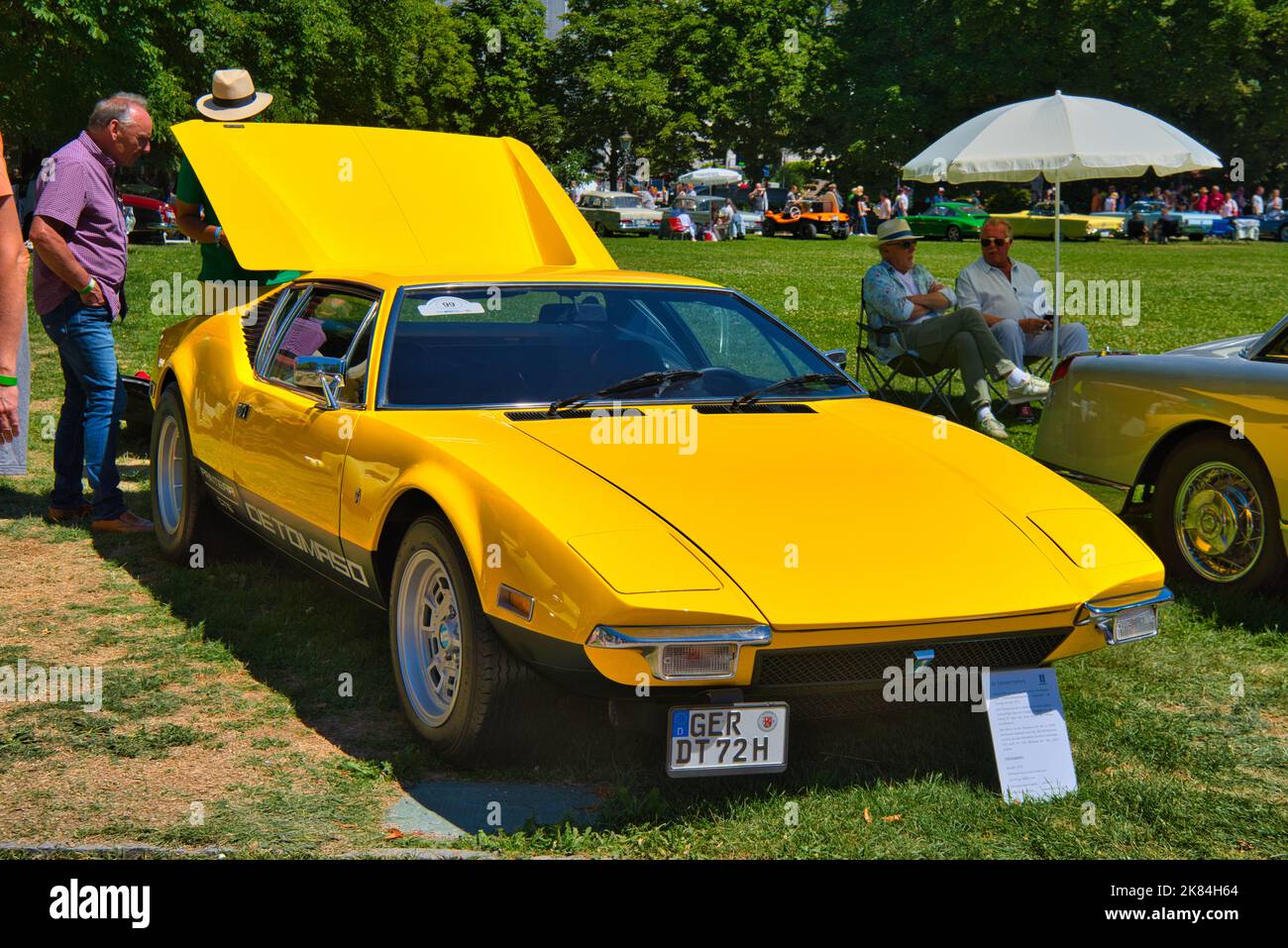 BADEN BADEN BADEN, GERMANIA - LUGLIO 2022: Auto sportiva gialla 1971 DETOMASO PANTERA, incontro oldtimer a Kurpark. Foto Stock
