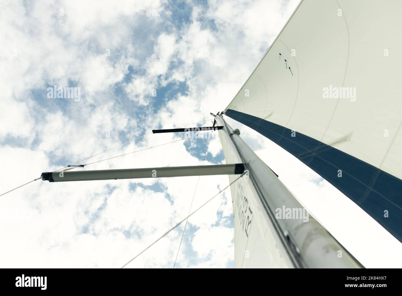 Le vele bianche dello yacht catturano il vento. Yachting. Vista frontale. Foto Stock