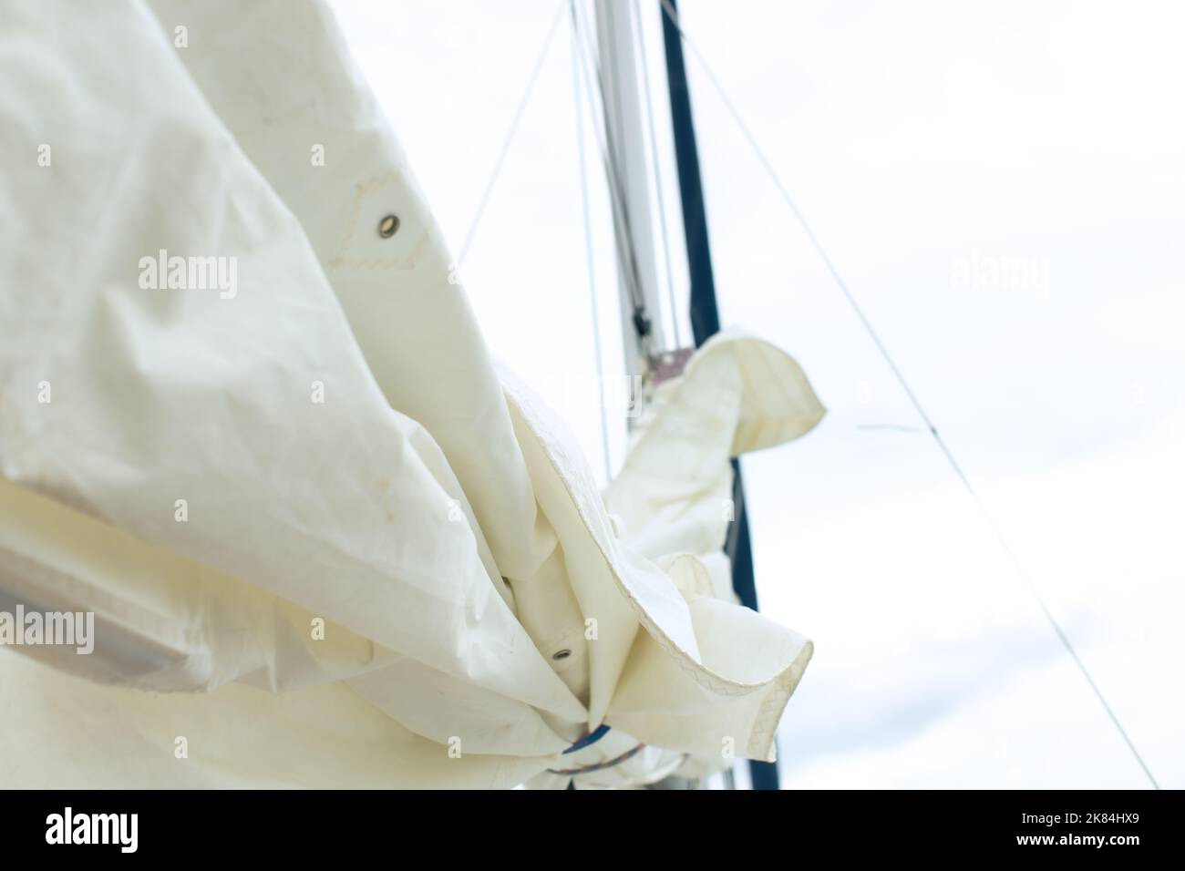 Assemblare la vela dello yacht, rimuovere le vele. Vista frontale. Foto Stock