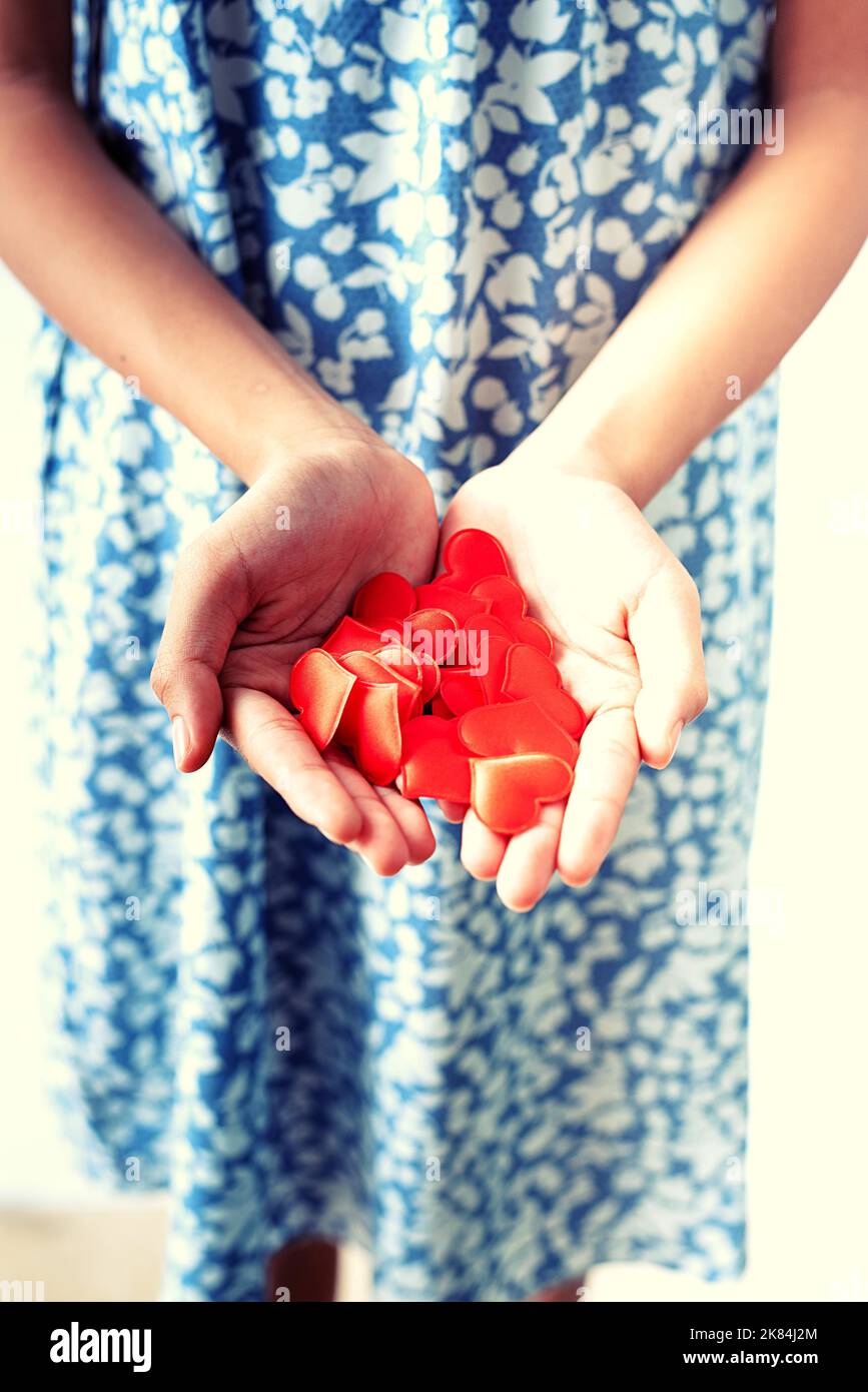 primo piano sulle ragazze che tengono i cuori Foto Stock
