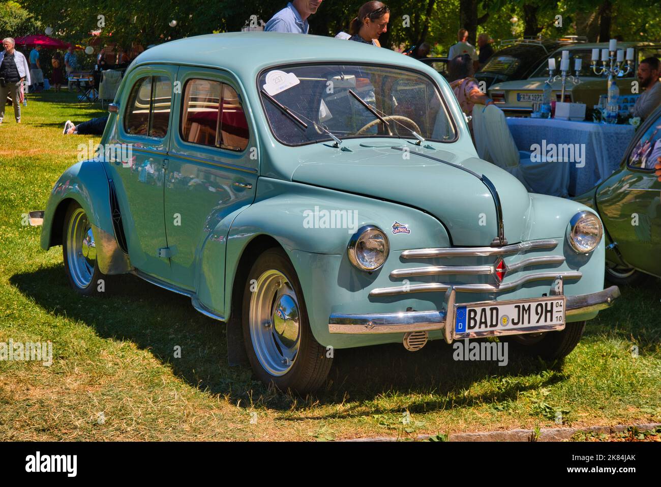 BADEN BADEN BADEN, GERMANIA - LUGLIO 2022: Renault Blu 4CV 1960, riunione auto classica a Kurpark. Foto Stock