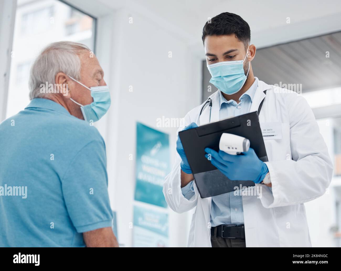 Dobbiamo solo fare qualche altro test: Un giovane medico che parla con un paziente in un ufficio. Foto Stock