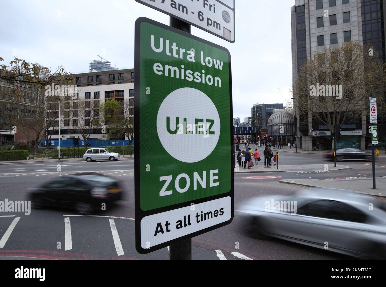 Foto del file datata 6/4/2019 di un cartello informativo a Tower Hill nel centro di Londra per la zona a bassissime emissioni. Secondo una nuova ricerca, l'ampliamento della zona di inquinamento di Londra per i veicoli più vecchi ha aumentato il reddito dei trasporti per Londra (TfL) di quasi £100 milioni di dollari. L'analisi RAC dei dati TfL ha rilevato che il passaggio a una zona a emissioni ultra basse (Ulez) 18 volte più grande ha generato un fatturato aggiuntivo stimato di £93,6 milioni di dollari dai conducenti. Data di emissione: Venerdì 21 ottobre 2022. Foto Stock