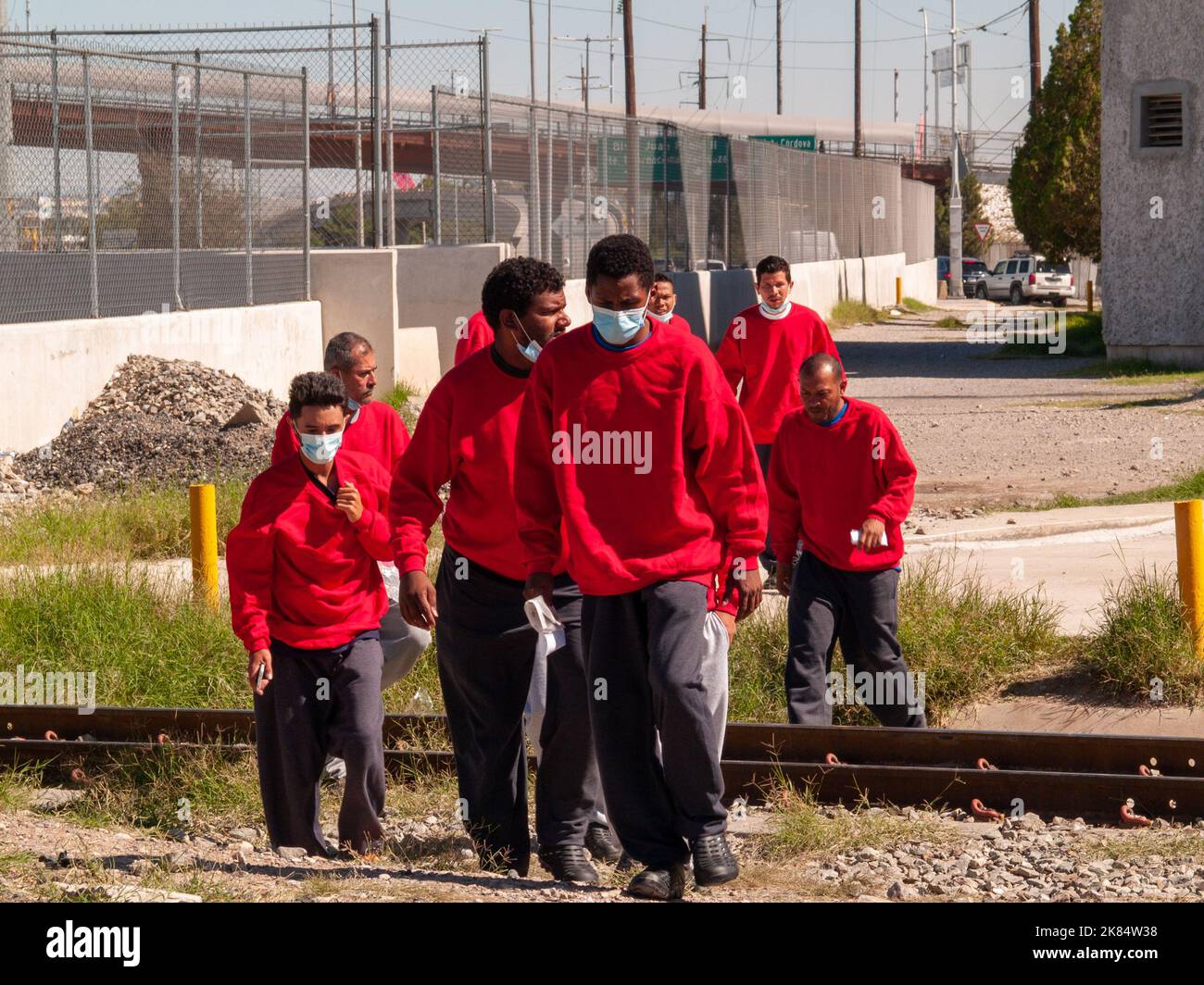 Juarez, Chihuahua, Messico. 20th Ott 2022. Quasi 600 migranti venezuelani sono bloccati a Ciudad JuÃ¡rez, Chihuahua dopo essere stati espulsi dagli Stati Uniti con il titolo 42, i migranti si rifugiano sotto il ponte internazionale perché i rifugi sono alla loro massima capacità, ogni giorno più venezuelani sono espulsi dagli Stati Uniti lungo questo confine. (Credit Image: © David Peinado/ZUMA Press Wire) Credit: ZUMA Press, Inc./Alamy Live News Foto Stock