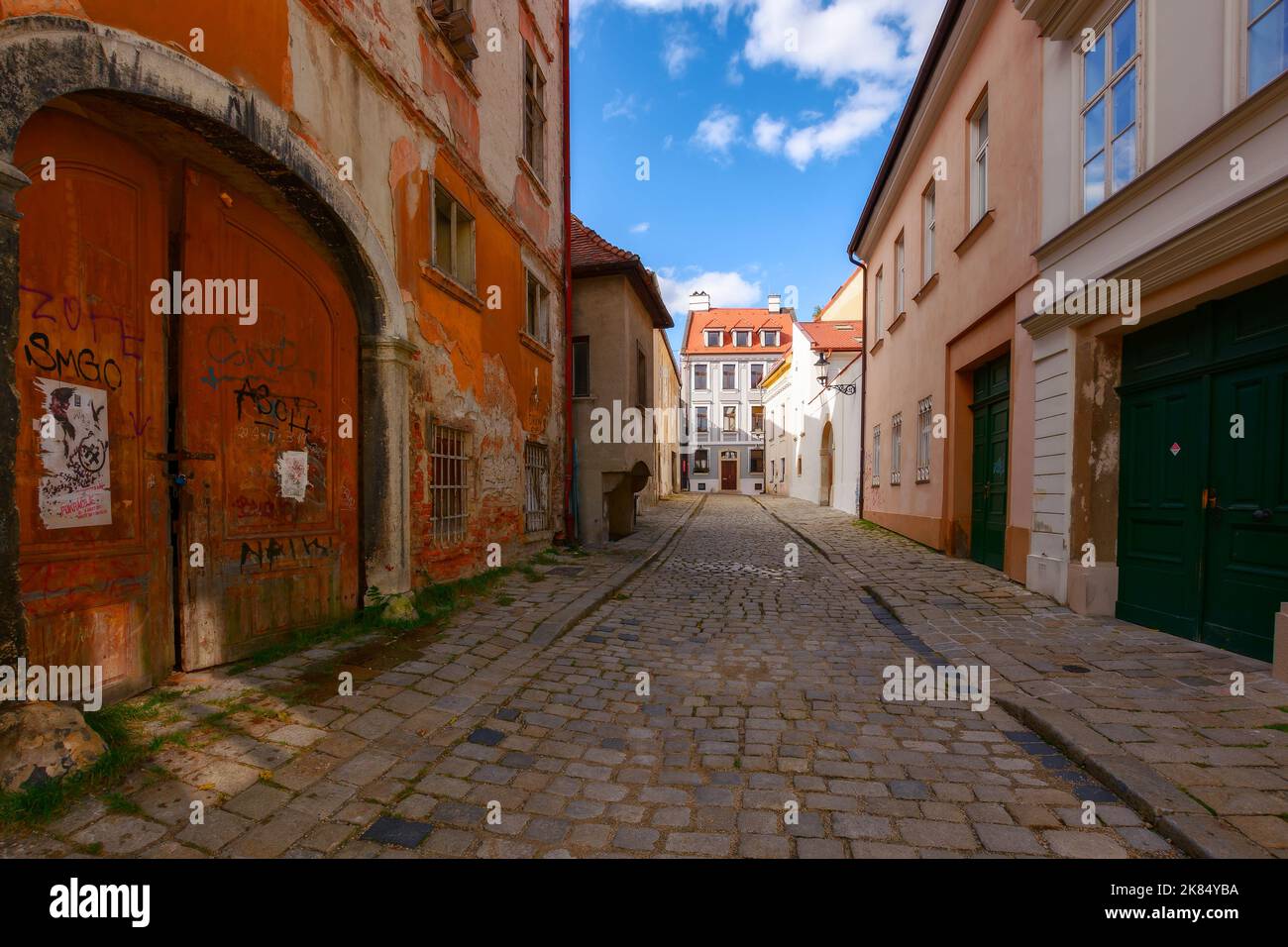 bratislava, slovacchia - ott 16, 2019: strade acciottolate della capitale slovacca. strade coniche nel centro della città. bella architettura su un soleggiato d Foto Stock