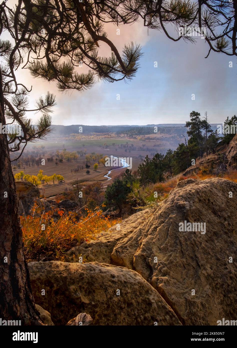 Il fiume Belle Fourche, la Devil's Tower, il Wyoming, fuma e nuoce nel cielo da un'ustione controllata nelle vicinanze Foto Stock