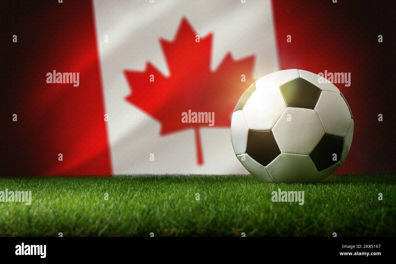 Composizione nazionale della squadra canadese con palla classica su erba e bandiera sullo sfondo. Vista frontale. Foto Stock
