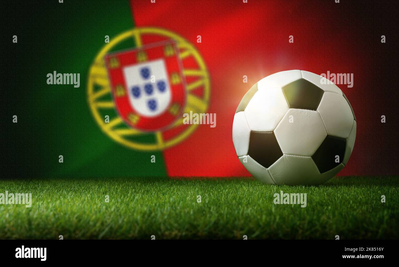 Composizione nazionale portoghese con palla classica in erba e bandiera sullo sfondo. Vista frontale. Foto Stock