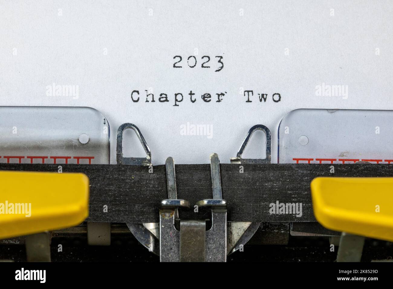 vecchia macchina da scrivere con testo 2023 capitolo due Foto Stock