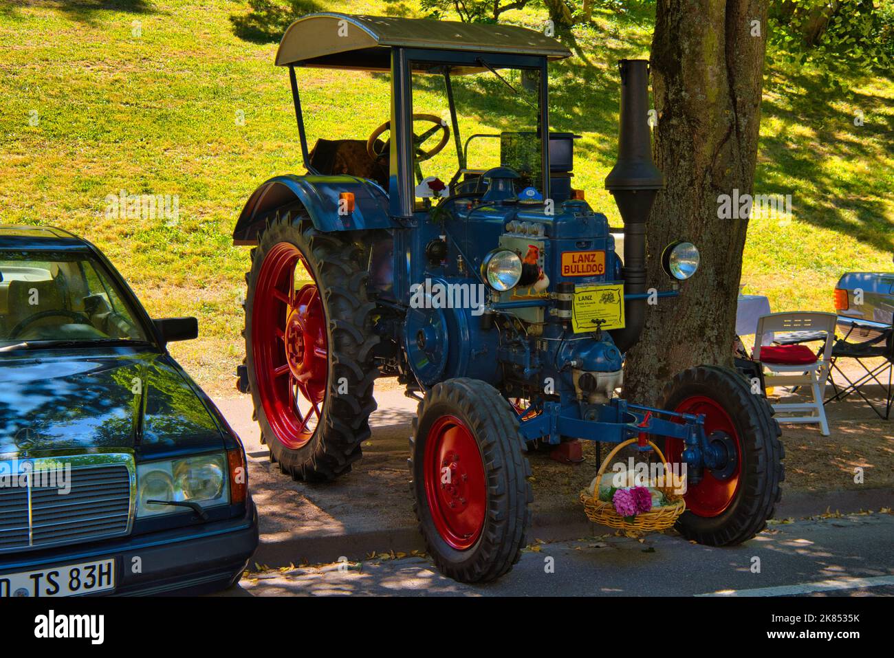 BADEN BADEN BADEN, GERMANIA - LUGLIO 2022: Trattore retro BLUE Red LANZ BULLDOG 1921 1960, incontro oldtimer a Kurpark. Foto Stock