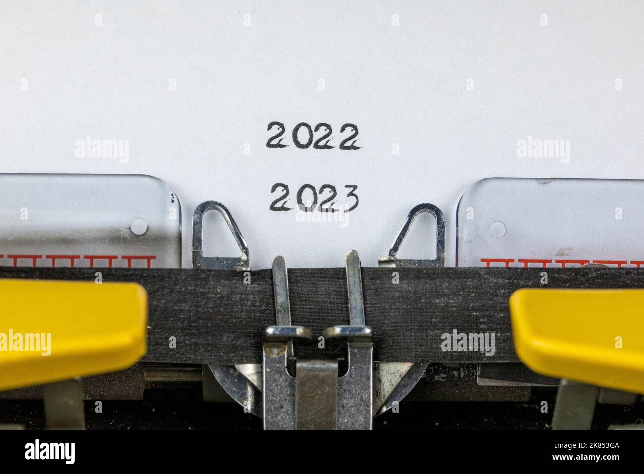 2022 - 2023 scritto su una vecchia macchina da scrivere Foto Stock