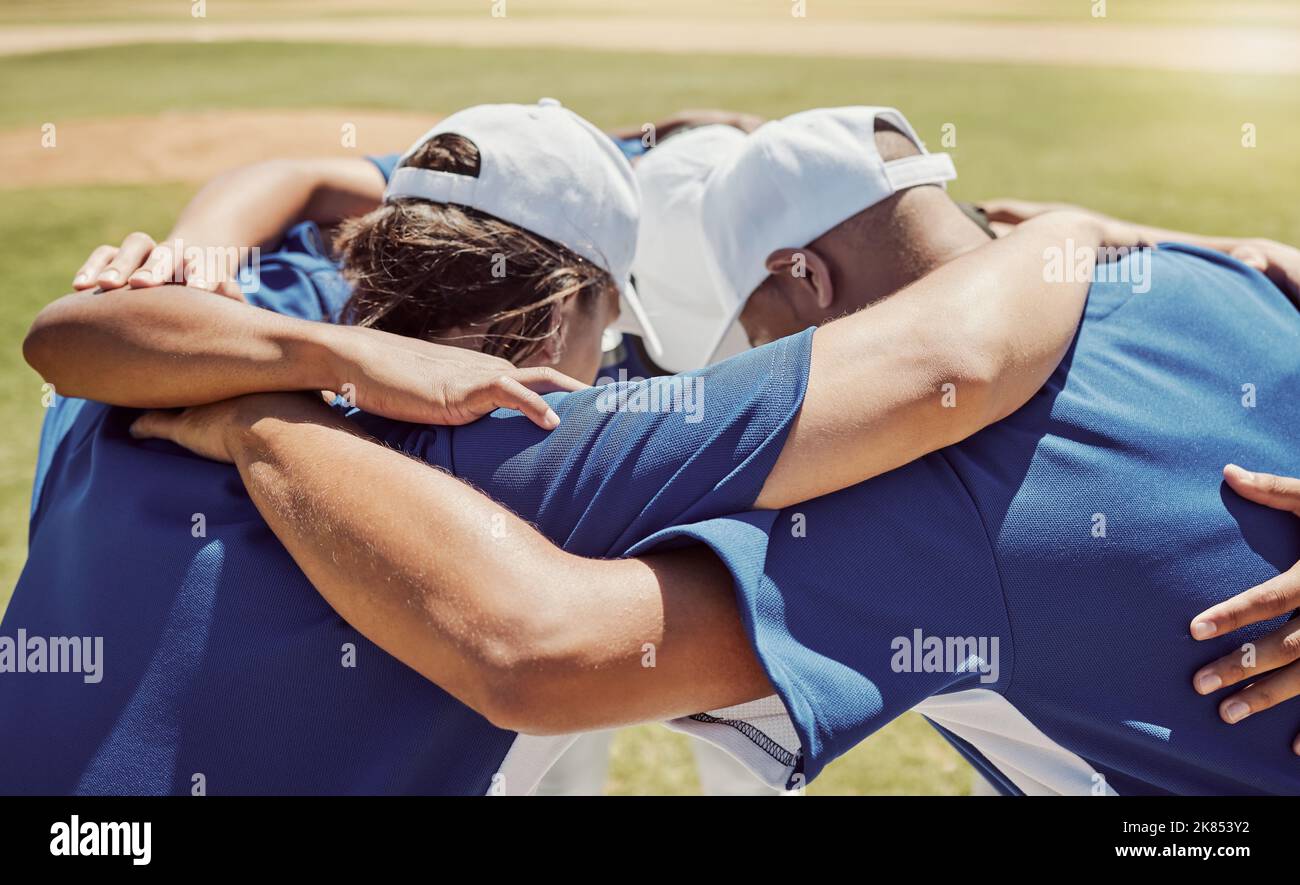 Baseball, gioco e squadra con supporto su un campo durante la collaborazione sportiva insieme. Motivazione, strategia e solidarietà con il lavoro di squadra per uno sport Foto Stock