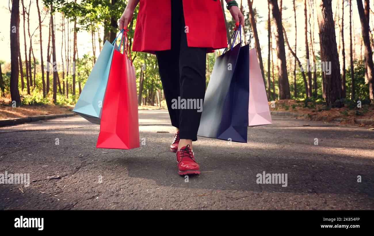 Gambe femminili con scarpe rosse attraverso il finestrino dell auto Foto stock Alamy