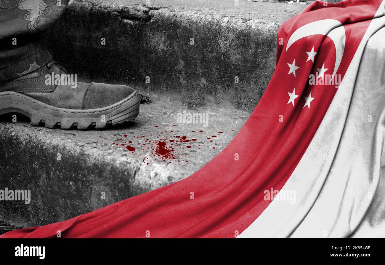 La gamba dei militari sta sul passo accanto alla bandiera di Singapore, il concetto di conflitto militare Foto Stock