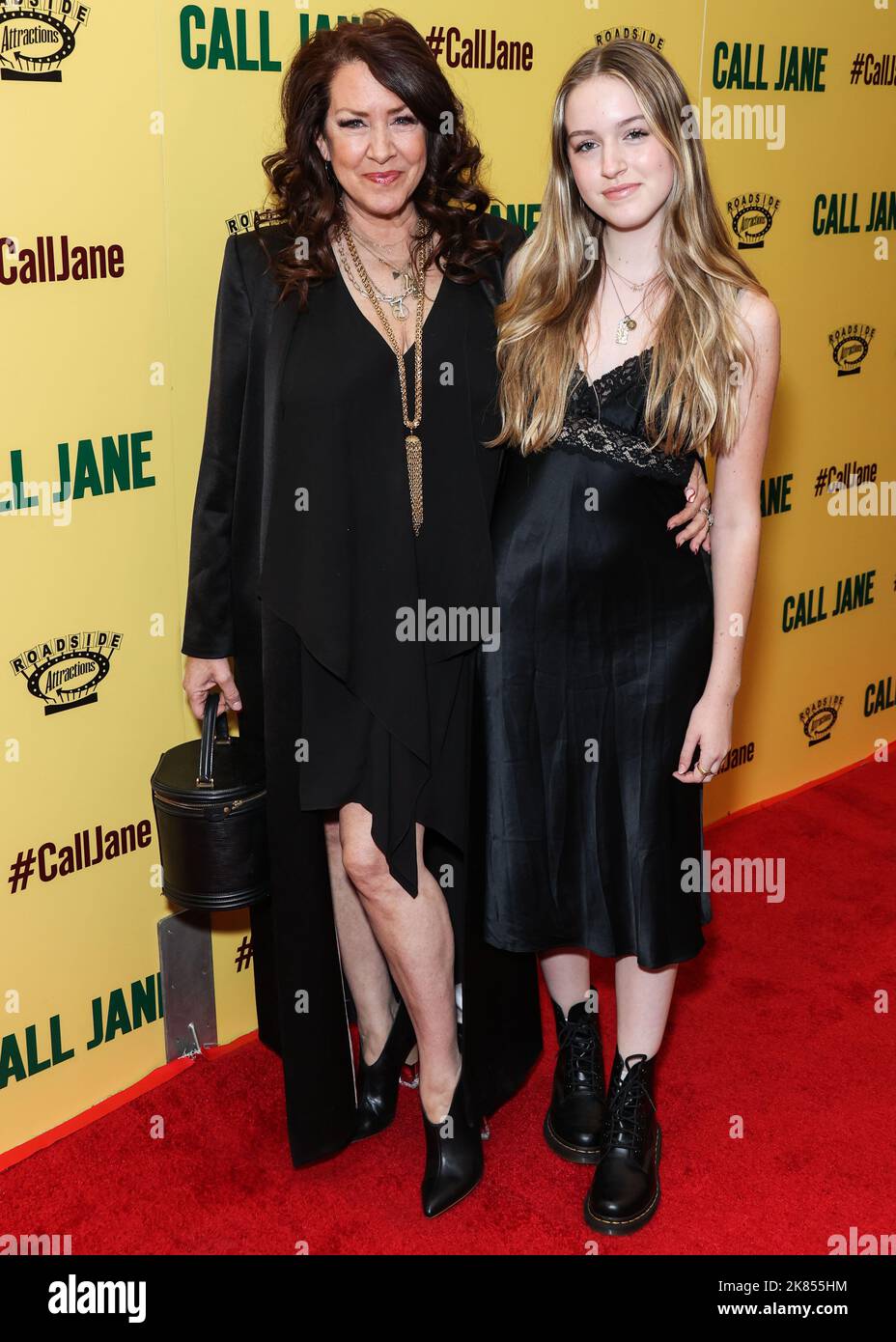 Los Angeles, Stati Uniti. 20th Ott 2022. LOS ANGELES, CALIFORNIA, USA - 20 OTTOBRE: L'attrice americana Joely Fisher e la figlia True Harlow Fisher-Duddy arrivano alla "Call Jane" di Los Angeles Premiere of Roadside Attractions che si tiene presso lo Skirball Cultural Center il 20 ottobre 2022 a Los Angeles, California, USA. (Foto di Xavier Collin/Image Press Agency) Credit: Image Press Agency/Alamy Live News Foto Stock