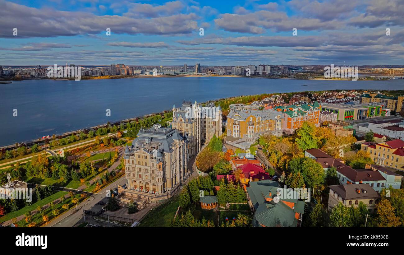 Edifici residenziali in Piazza del Palazzo a Kazan, Tatarstan. L'argine del fiume Kazanka. Splendidi edifici storici Foto Stock