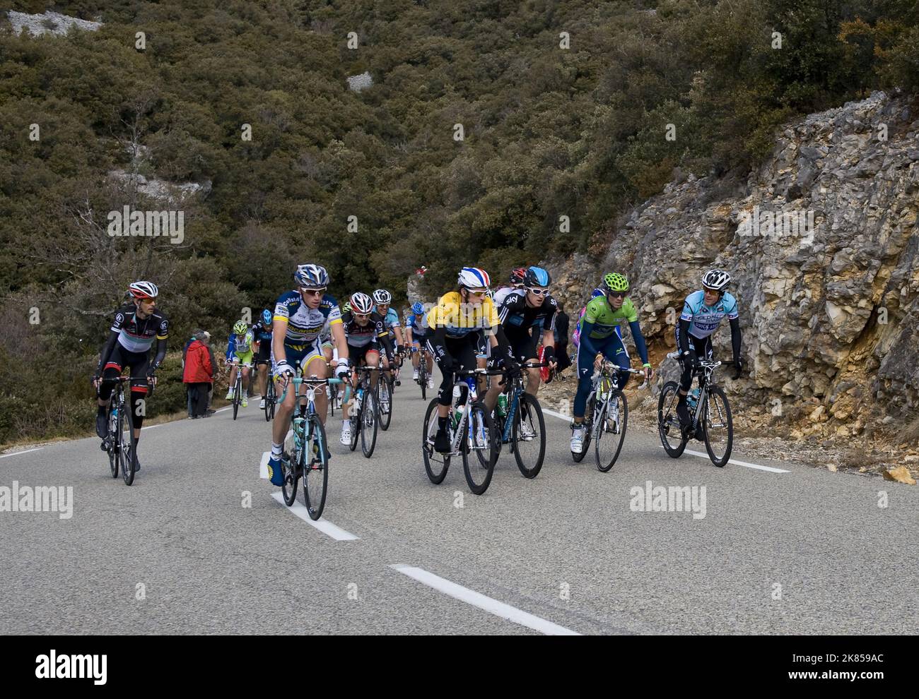 Suze la Rousse a Sisteron , Cycling Stage 6, Riders scalare la Cote du Pas du Ventoux, tra cui BradleyWiggins e Geraint Thomas del Team Sky Gran Bretagna. Levi Leipheimer (a destra) Frank Schleck (all'estrema sinistra) Foto Stock