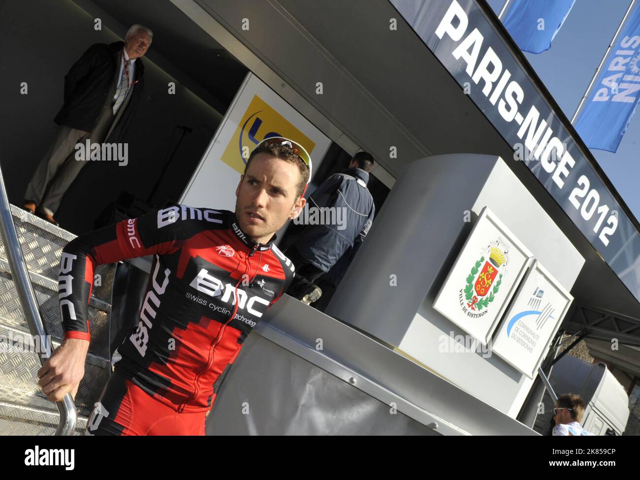 Danilo Wyss del Team BMC Racing Team esce dal podio dopo aver firmato la settima tappa di Parigi-Nizza a Sisteron Foto Stock