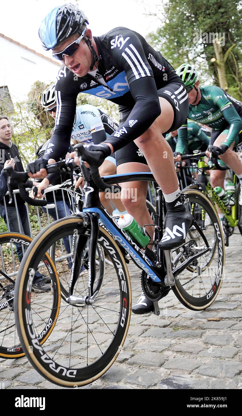 Tour delle Fiandre 2012, Ian Stannard (GBR) del Team Sky Procycling si arrampica sul Taaienberg al di fuori di Markedal, la prima salita della giornata. Foto Stock