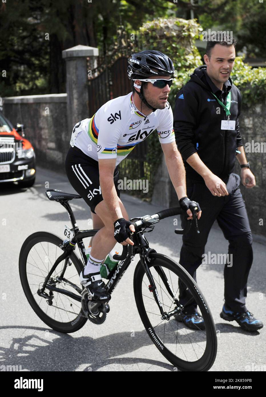 Tappa 3 del Tour di Romandy, Svizzera, Mark Cavendish del Team Sky Procicing è scortato sul podio a Neuveville dal suo addetto stampa Nick Howes Foto Stock