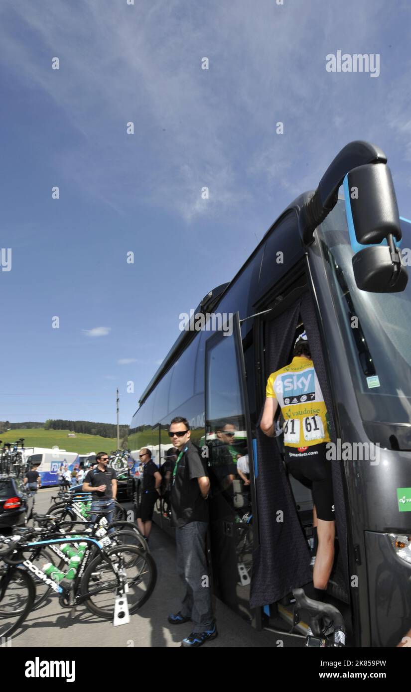 Fase 4, Tour of Romandy, Bradley Wiggins del Team Sky Procicling saluta sul bus del team prima della gara di Bulle, in svizzera Foto Stock