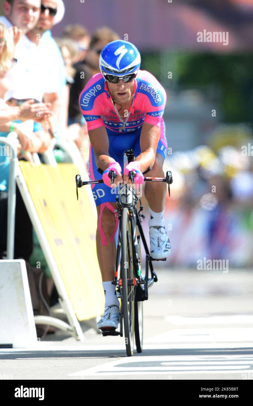 Michele Scarponi team Lampre ISD attraversa il traguardo, fase 9 Arc-et-Senans a Besancon Tour de France Foto Stock