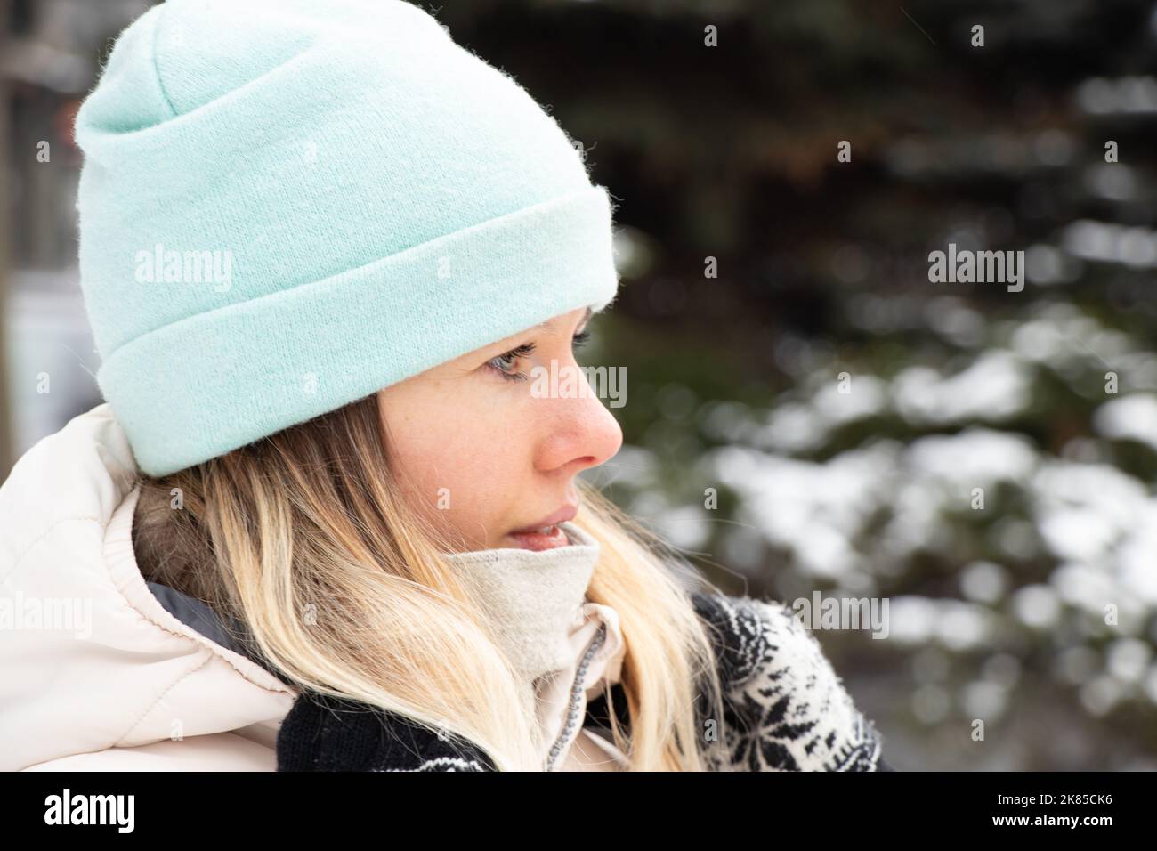 ragazza in inverno in inverno vestiti in città per una passeggiata, ritratto di una ragazza sulla strada in inverno Foto Stock
