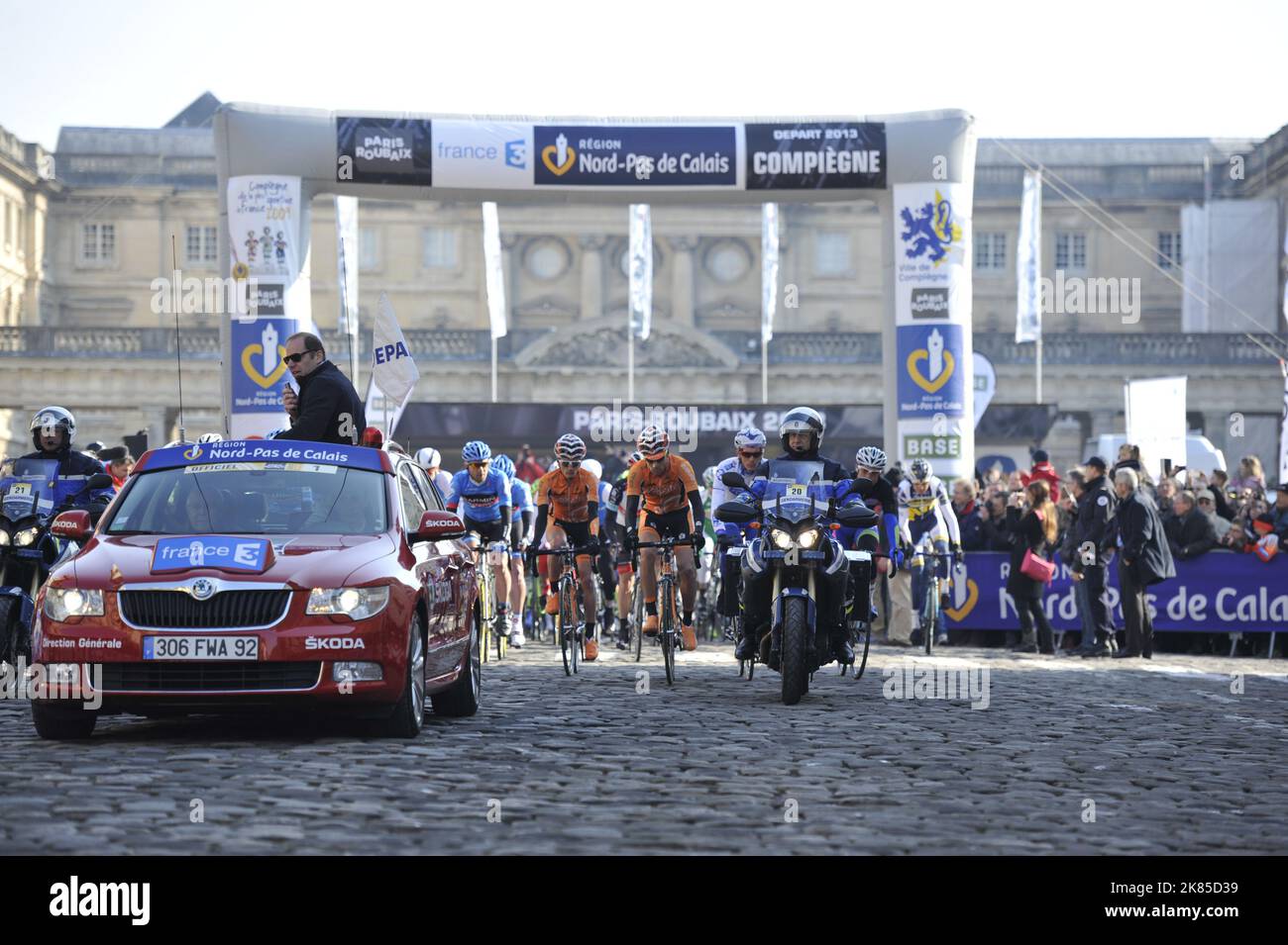 Il direttore del corso Christian Prudhomme inizia la gara a Compiegne davanti al Palais de Compiegne. Foto Stock