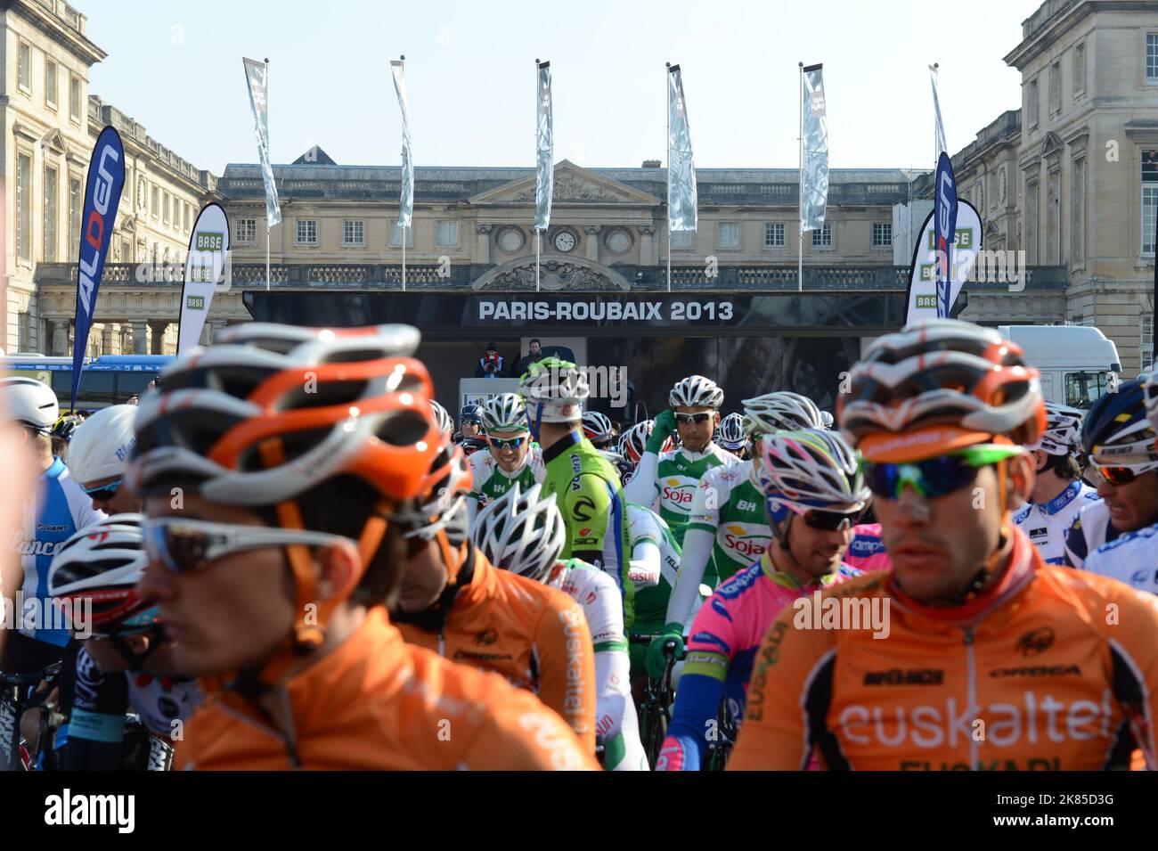 I ciclisti si allineano sulla linea di partenza di fronte al Palais de Compiegne. Foto Stock