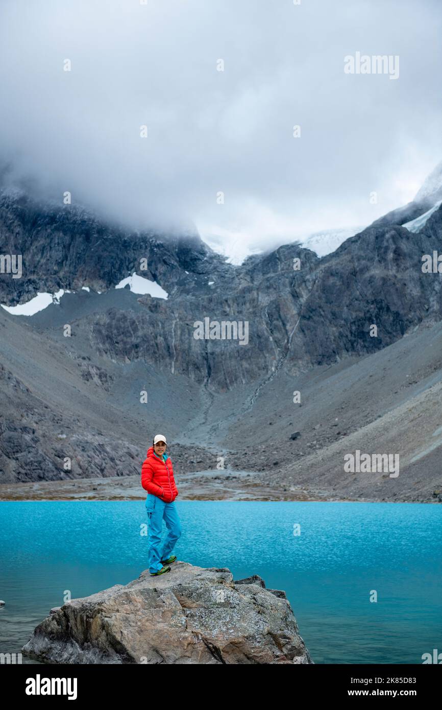 Woman Enjoy Blaisvatnet, Blue Lake è una destinazione polulare escursionistica, con le montagne delle Alpi di Lyngen, Lyngenfjord, Troms og Finnmark, Norvegia Foto Stock