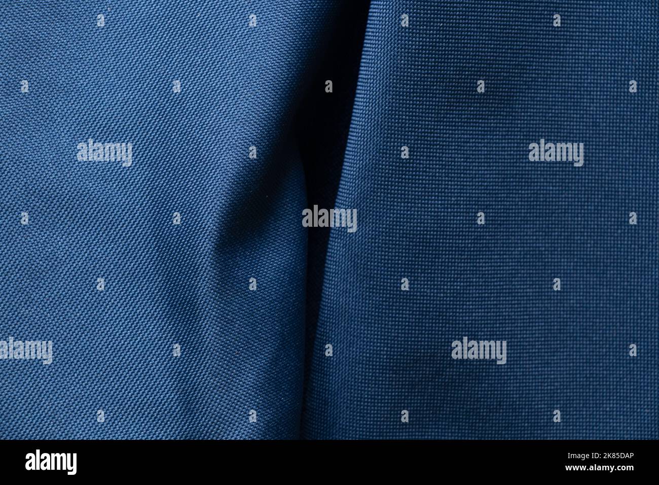 Tessuto blu scuro stropicciato per lo sfondo, tessuto per la foto macro di sfondo Foto Stock