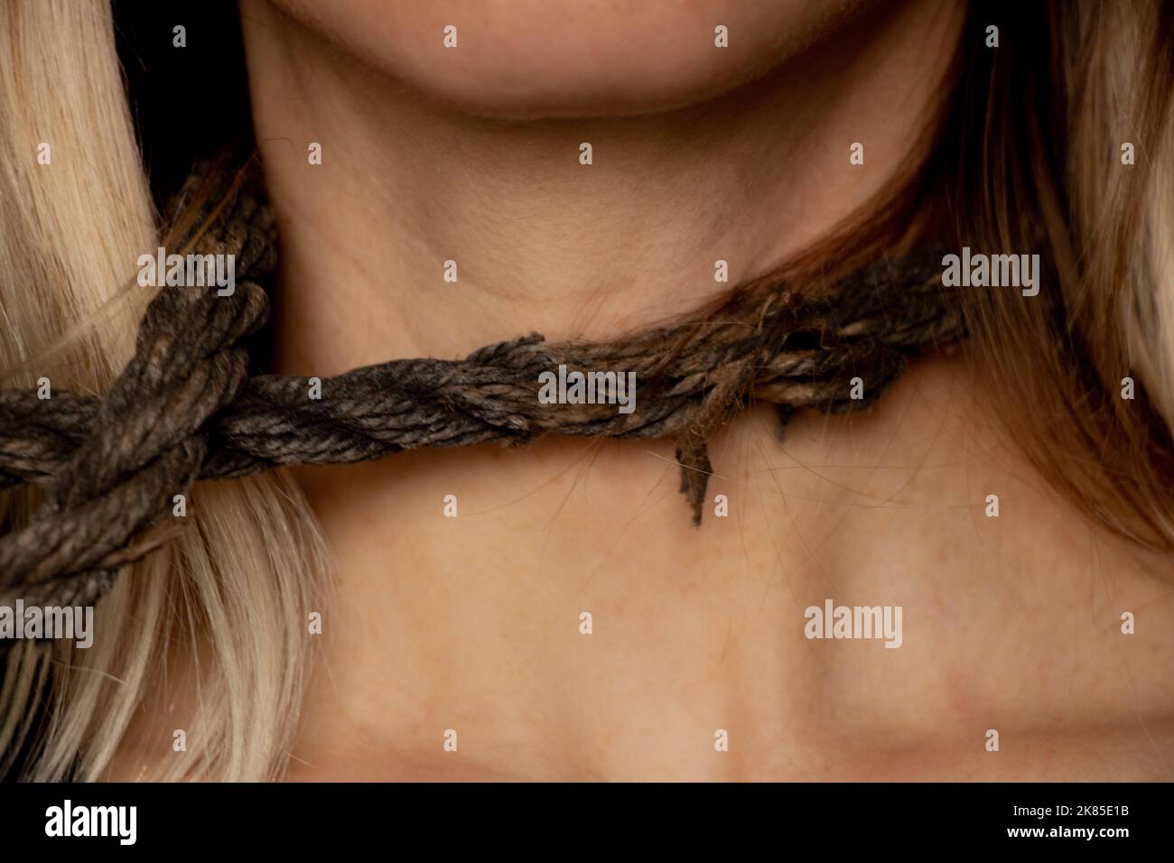 ragazza con una corda intorno al collo, traffico di esseri umani, schiavitù, potere sulle persone, una corda intorno al collo di una persona Foto Stock