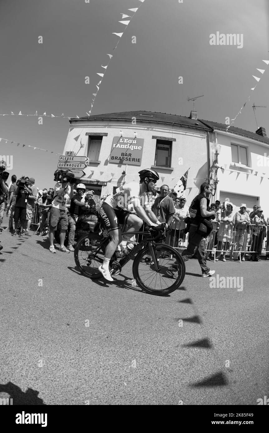 Mark Cavendish team Omega Pharma Quickstep corre all'inizio della gara a Saint Gildas Des Bois. Foto Stock