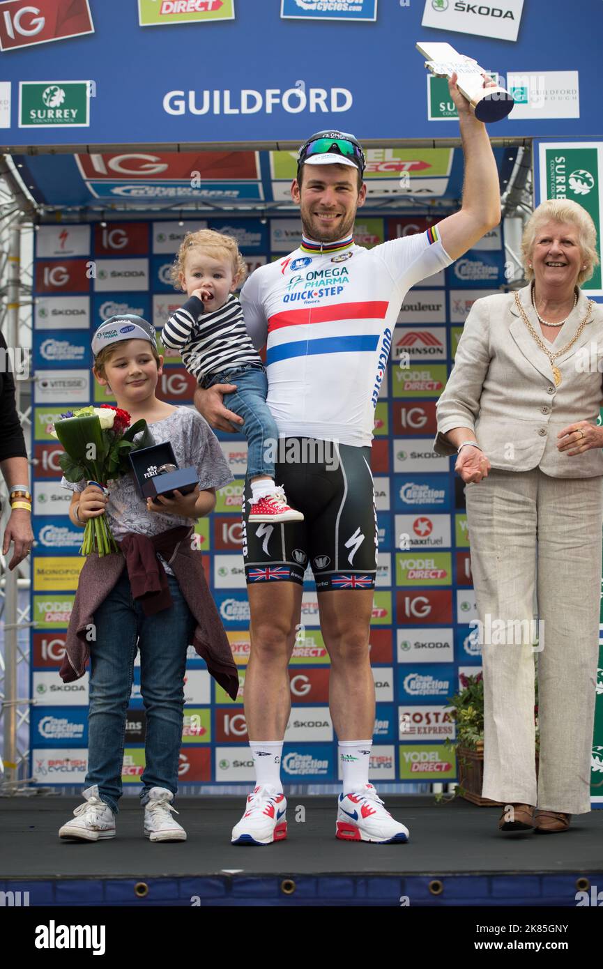 Mark Cavendish (GBR) team Omega Pharma Quickstep si alza sul podio con sua figlia Delilha dopo aver vinto il palco a Guildford Foto Stock