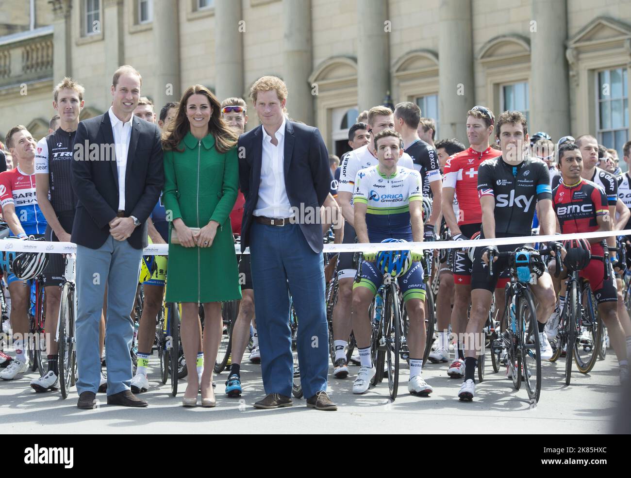 Duchessa e Duca di Cambridge e Principe Harry prima di tagliare il nastro all'inizio della corsa in Harewood House, come Chris Froome guarda dietro di loro Foto Stock