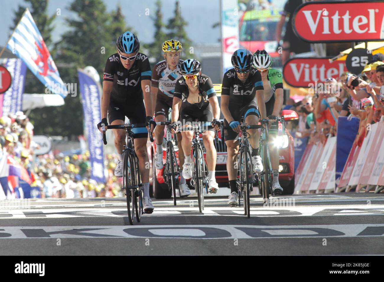 Geraint Thomas (GBR) Team Sky, Mikel Nieve Iturralde (Spa) Team Sky, Richie Porte (Aus) Team Sky, Steven Kruijswijk (Ned) Belkin Pro Cycling e Mikael Cherel (fra) AG2R la Mondiale attraversate il traguardo. Foto Stock